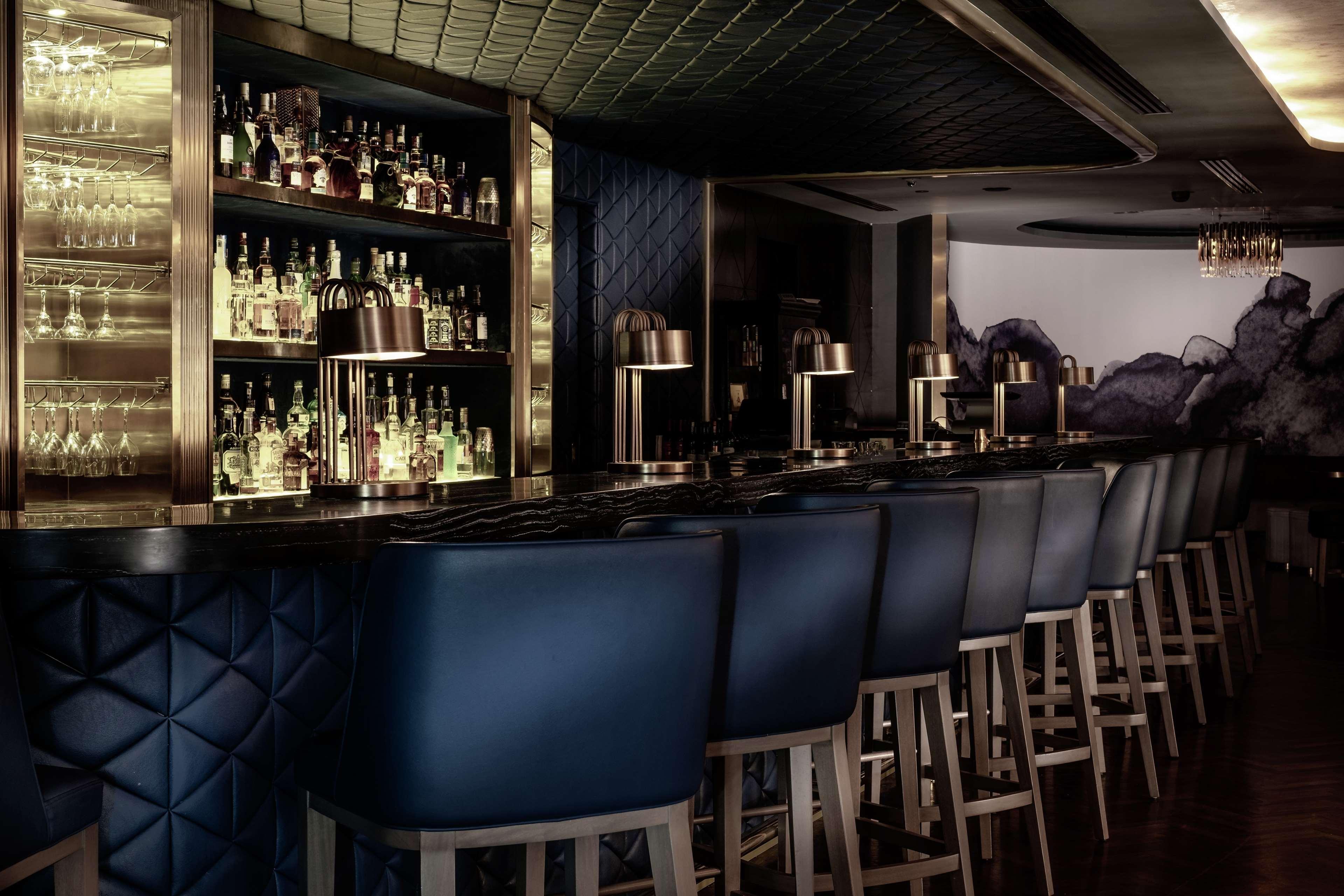 Hilton Kota Kinabalu Hotell Exteriör bild The bar at the London Edition